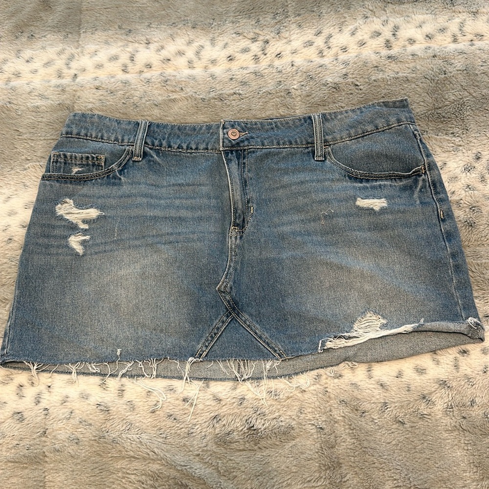 Like new, never worn holster low rise denim skirt. Sz 17